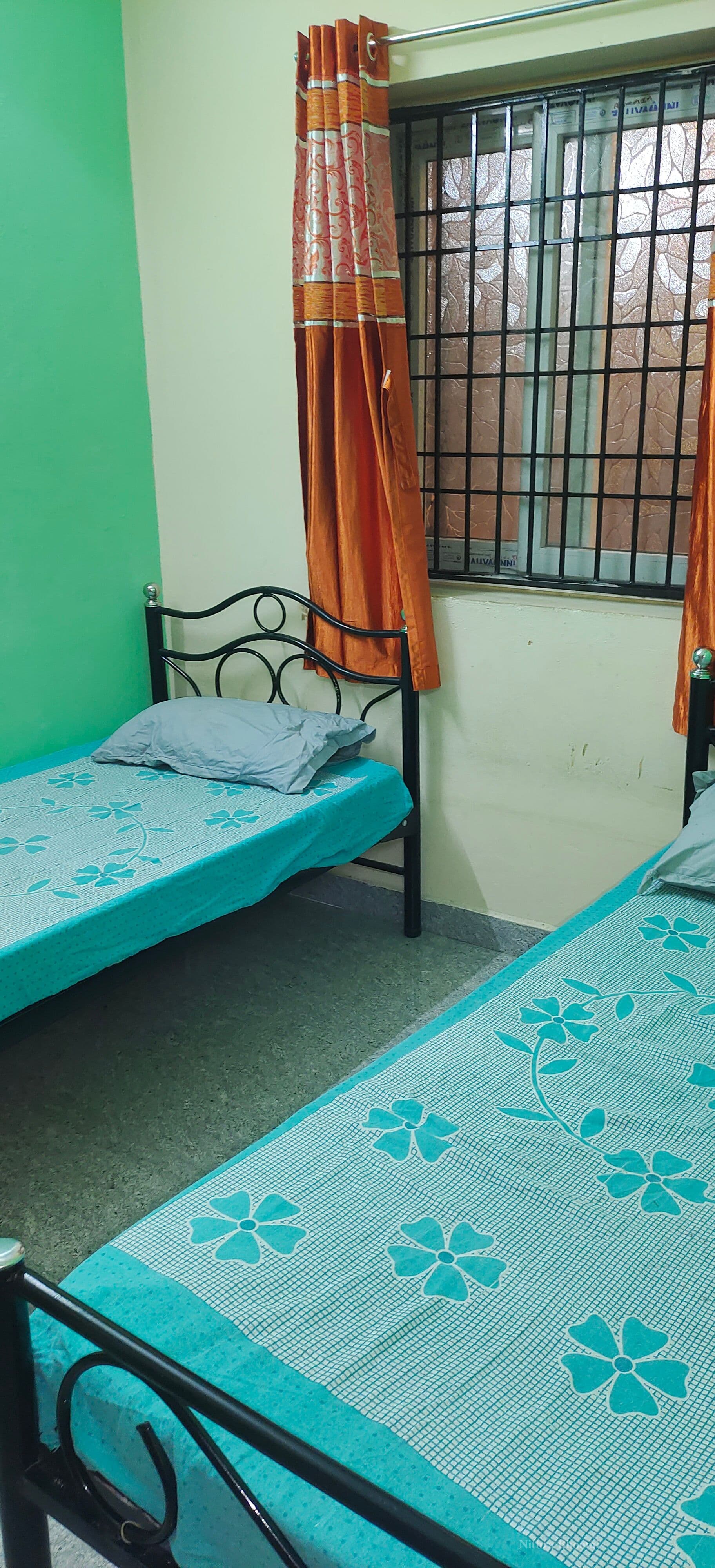 Elite living (PG for men)